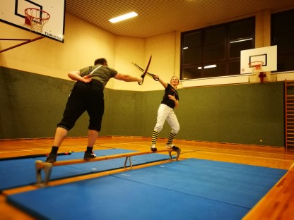 ein Mann und eine Frau beim Fechttraining in einer Sporthalle (Foto: Roland Frühwirt)