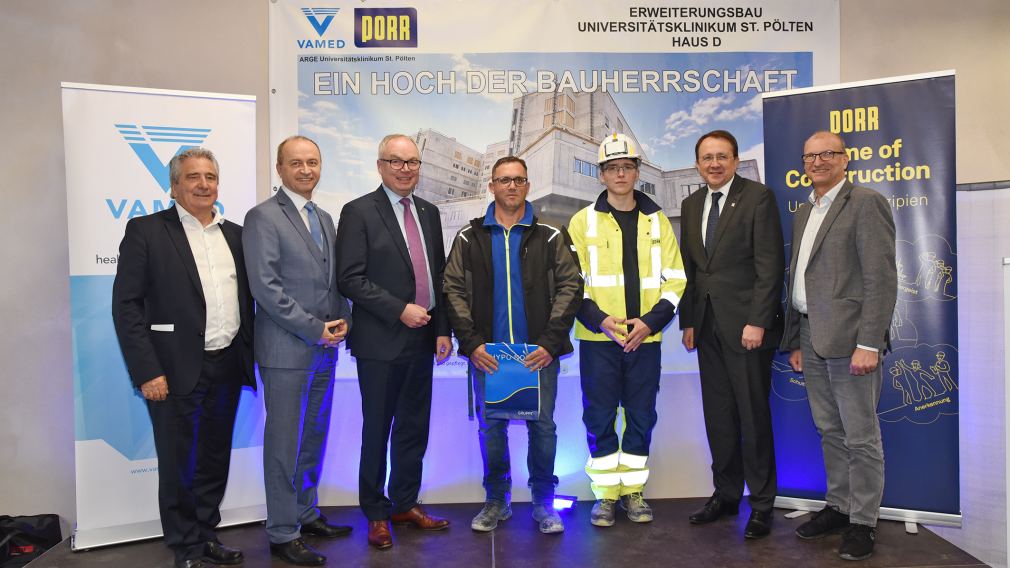 Ing. Walter Troger (Geschäftsführer VAMED), MMag. (FH) Konrad Kogler (NÖ LGA Vorstand), LH-Stellvertreter Dr. Stephan Pernkopf, Paul Sabadis (Hauptpolier), Tobias Rath (jüngster Lehrling), Bürgermeister Mag. Matthias Stadler, Hofrat Dipl. Ing. Josef Bichler (Land NÖ BD6). (Foto: Josef Vorlaufer)