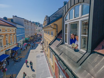 Zwei Personen auf einer Luftaufnahme von der Fußgängerzone. (Foto: Kalteis)