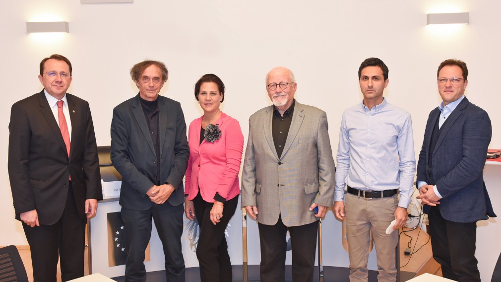 Bürgermeister Matthias Stadler, Ernst Beneder, Olivia Schimek-Hickisch, Friedmund Hueber, Ali Acik und Jens de Buck im Gemeinderatssaal. Foto: Josef Vorlaufer

