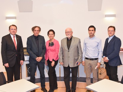 Bürgermeister Matthias Stadler, Ernst Beneder, Olivia Schimek-Hickisch, Friedmund Hueber, Ali Acik und Jens de Buck im Gemeinderatssaal. Foto: Josef Vorlaufer

