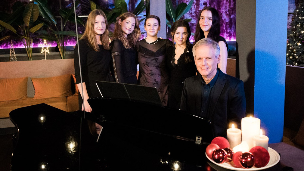 Sophie Weiss, Johanna Novak, Sophie Novak, Lilith Purgina und Laura Arnold, sowie Jim Edinberg am Klavier. (Foto: Silvia Schreiber)