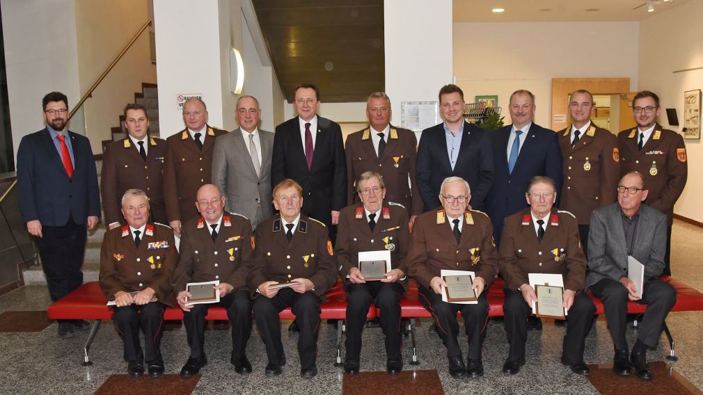 Ehrung der KameradInnen für ihre 60- und 70-jährige Tätigkeit im Feuerwehrdienst. (Foto: Josef Vorlaufer)