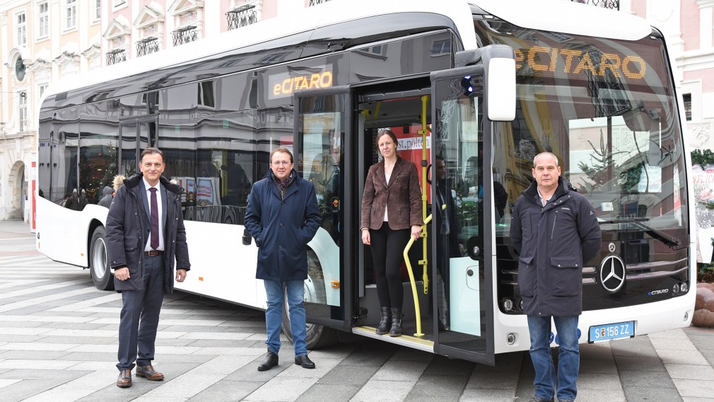 Gerold Autengruber (MB Linienbusse), Bürgermeister Mag. Matthias Stadler, Geschäftsführerin DI Sabine Zuklin und Markus Mitteregger (Technik MB Omnibusse) Foto: Josef Vorlaufer