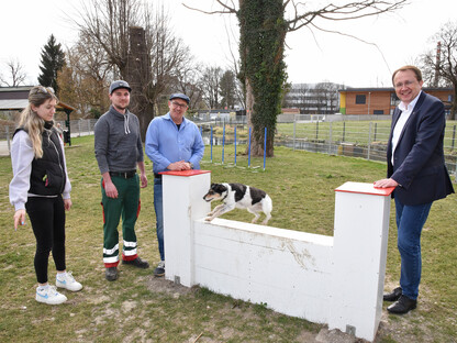 Hundehalterin Michelle Bachel, Daniel Brandtner und Robert Wotapek (Stadtgärtnerei), Maggy und Bürgermeister Matthias Stadler in der neuen Hundezone-Nord. (Foto: Josef Vorlaufer)   