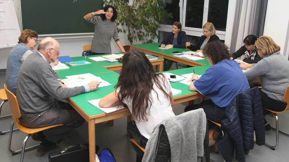 KursteilnehmerInnen in der Volkshochschule. (Foto: Zvfg.)