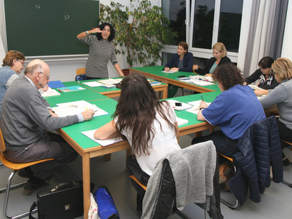 KursteilnehmerInnen in der Volkshochschule. (Foto: Zvfg.)