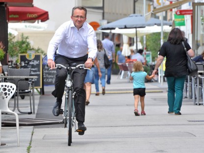 Bürgermeister Matthias Stadler fährt mit dem Rad in der Innenstadt. (Archivbild, Foto: Josef Vorlaufer)
