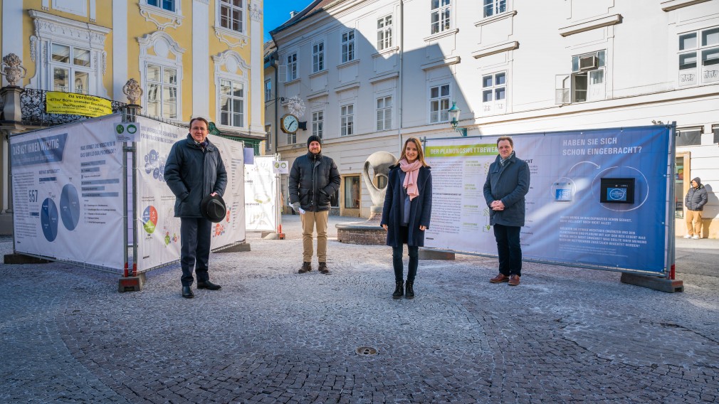 Matthias Stadler, Alexander Schmidbauer (Stadtplanung), Carina Wenda (Stadtplanung) und  Jens de Buck (Stadtplanung) besuchen die Ausstellung zum Promenadenring der Zukunft. Foto: Arman Kalteis