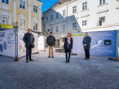 Matthias Stadler, Alexander Schmidbauer (Stadtplanung), Carina Wenda (Stadtplanung) und  Jens de Buck (Stadtplanung) besuchen die Ausstellung zum Promenadenring der Zukunft. Foto: Arman Kalteis