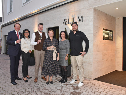Sechs Personen vor dem neuen Lokal in der Fuhrmannsgasse. (Foto: Vorlaufer)