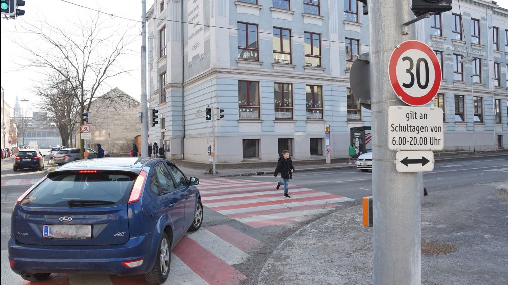 Schüler überquert einen Schutzweg in einer Tempo 30-Zone.