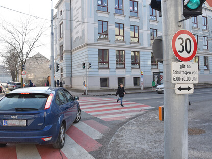 Schüler überquert einen Schutzweg in einer Tempo 30-Zone.