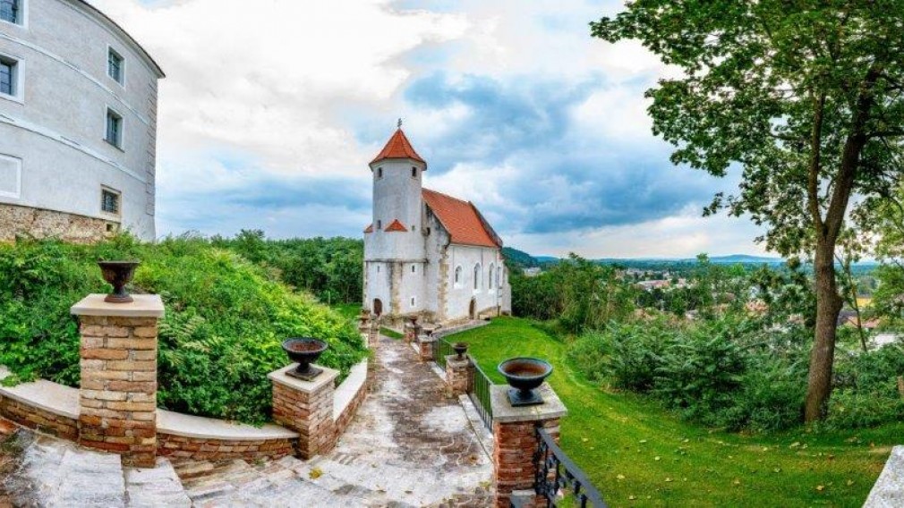 Blick auf die Kapelle neben dem Schloss Viehofen. (Foto: Arman Kalteis)