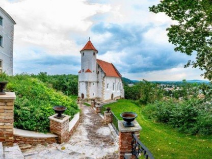 Blick auf die Kapelle neben dem Schloss Viehofen. (Foto: Arman Kalteis)