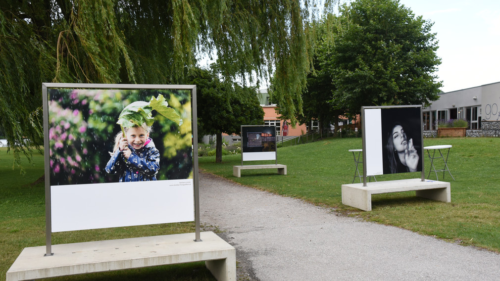 Großformatige Porträtfotografien an Fotobänken im öffentlichen Raum. (Foto: Josef Vorlaufer)