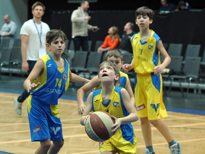 Kinder die Basketball spielen.