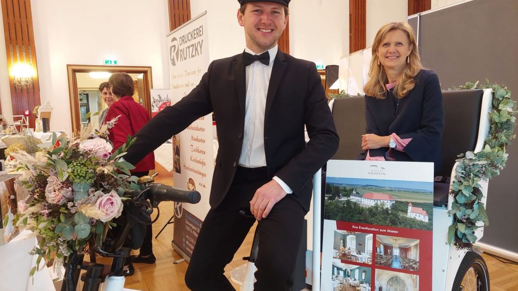 Fahrradkurier Andy Grubner mit seiner Hochzeitsrikscha. Im Bild mit Sabine Figl (Schloss Viehofen).