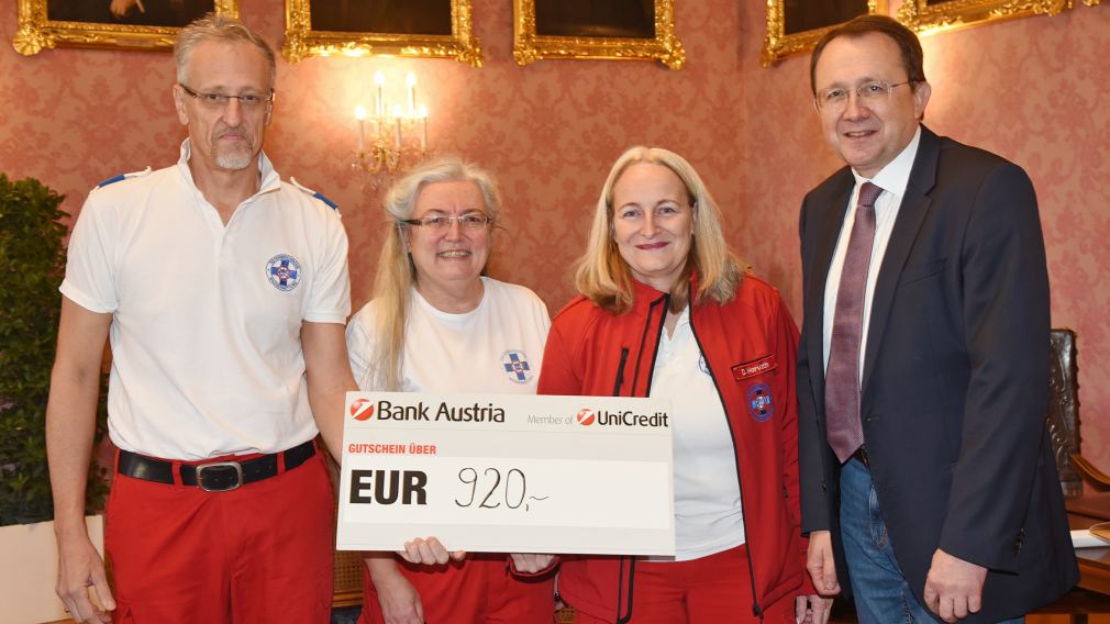 Martin Bernegger, Patricia Österreicher und Doris Horvath übergaben den Spendenscheck, der an bedürftige Familien weitergereicht wird, an Bürgermeister Matthias Stadler. (Foto: Josef Vorlaufer)