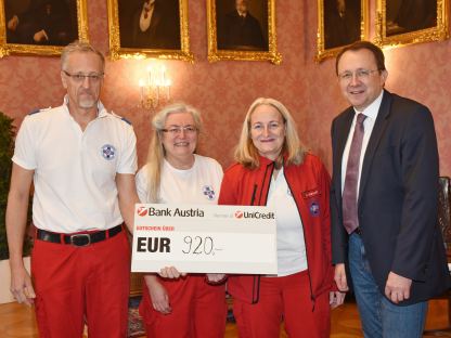 Martin Bernegger, Patricia Österreicher und Doris Horvath übergaben den Spendenscheck, der an bedürftige Familien weitergereicht wird, an Bürgermeister Matthias Stadler. (Foto: Josef Vorlaufer)