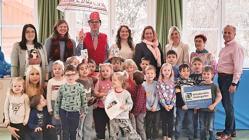 Foto von Stadtvertreter:innen sowie Lehrerinnen und Schüler:innen bei der Übergabe. (Foto: Josef Vorlaufer)