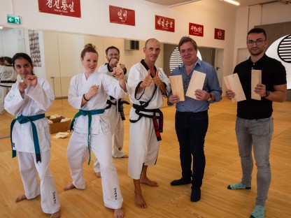 Gruppenfoto mit traditionellem Taekondo Gewand