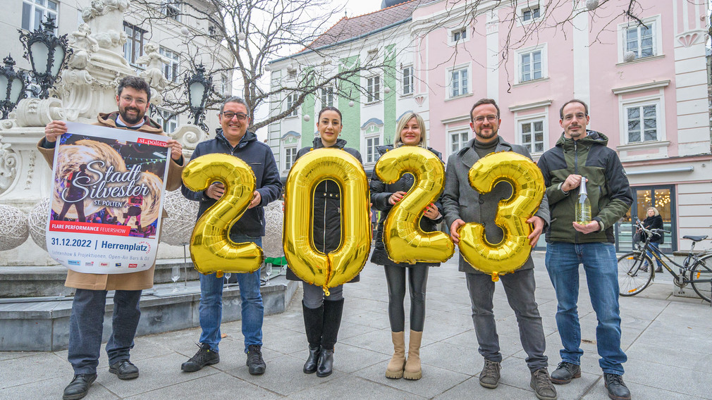Sechs Personen mit Luftballons und Plakat am Herrenplatz. (Foto: Kalteis)