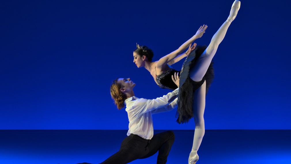 Ballettänzer und Ballerina auf der Bühne (Foto: Europaballett St. Pölten e.V.)