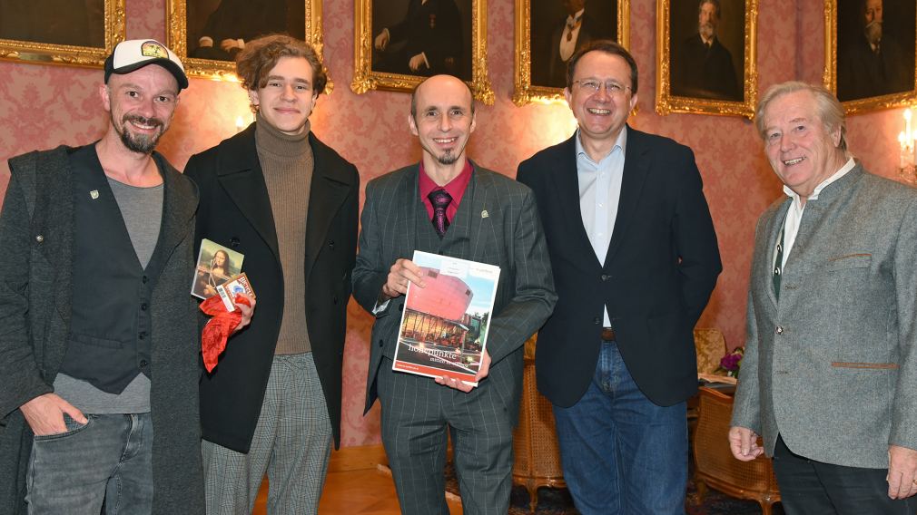 Hermann Rauschmayr (der Eduard), Thomas Raab (Tom), Peter Schlögl (Magic Pedro, Präsident), Bürgermeister Matthias Stadler und Herbert Dvoracek (Scanio). (Foto: Josef Vorlaufer)