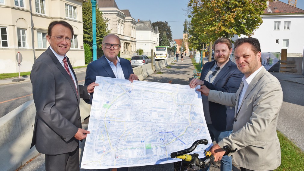 Vier Personen mit Plan in der Promenade. (Foto: Vorlaufer)