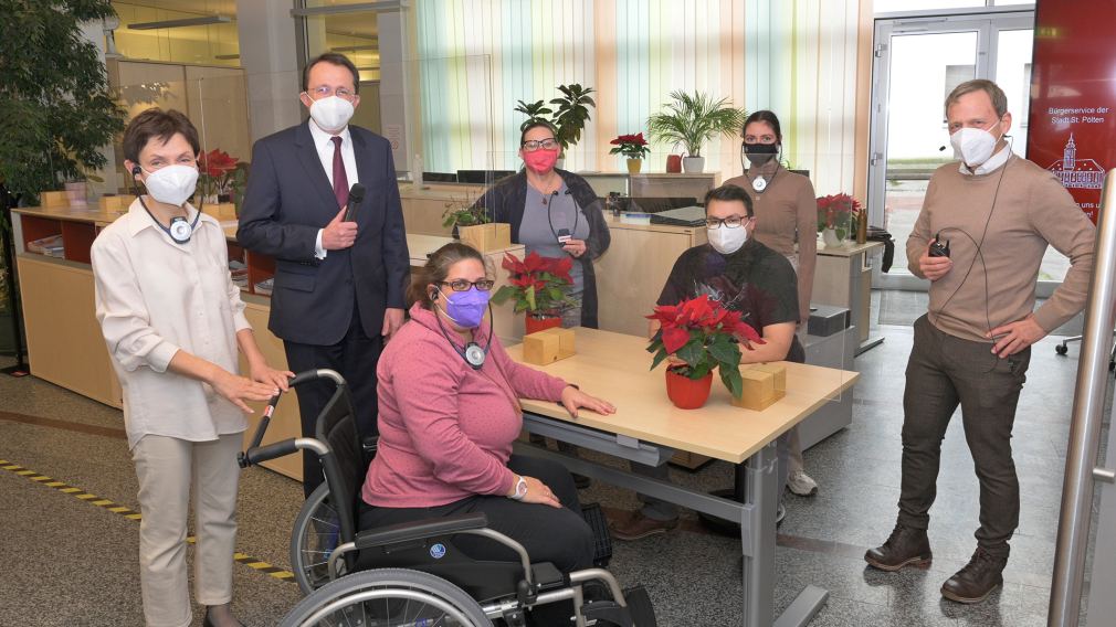 Personen beim Empfang des Bürgerservice im Rathaus St. Pölten. (Foto: Josef Vorlaufer)