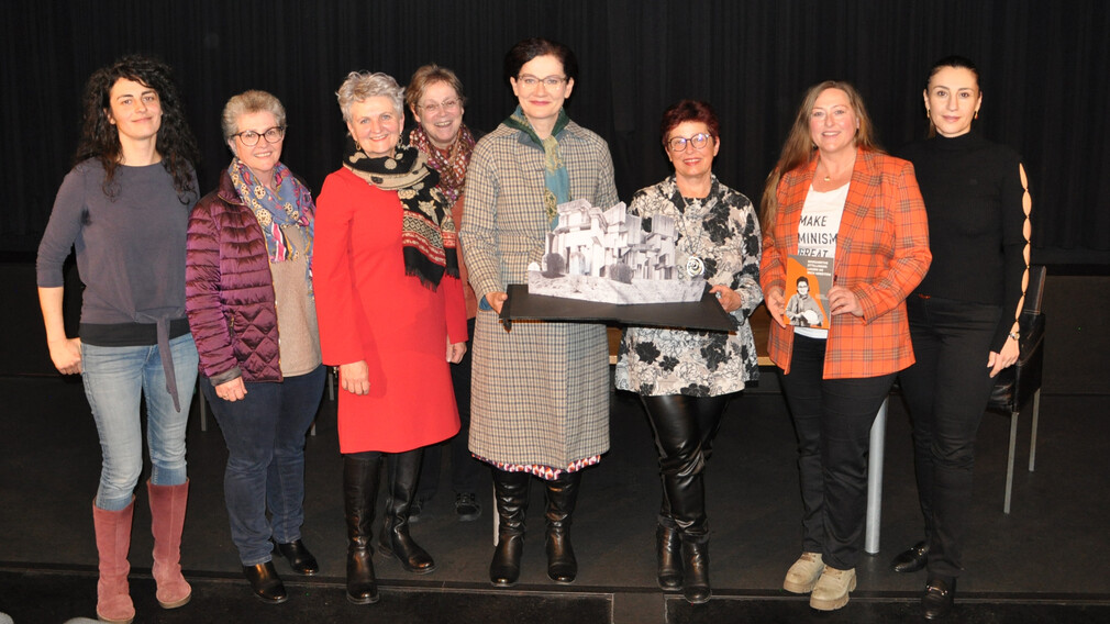 MMag. Pia Koch, MA (Cinema Paradiso St. Pölten), DSAin Petra Fischer (Leiterin Mutter-Kind-Haus, Caritas St. Pölten), DSAin Ulrike Limberger (Leiterin Frauen- und Mädchenberatungsstelle Frauenzentrum St. Pölten), Pädagogin und freie Schriftstellerin Dr.in Doris Kloimstein, Schauspielerin Mag.a Anita Zieher, STRin Mag.a Renate Gamsjäger, Mag.a Martina Eigelsreiter (Leiterin Büro für Diversität), und GRin Yeliz Zwinz (v.l.)bei der Premiere im Cinema Paradiso. (Foto: Hannes Faschingeder)