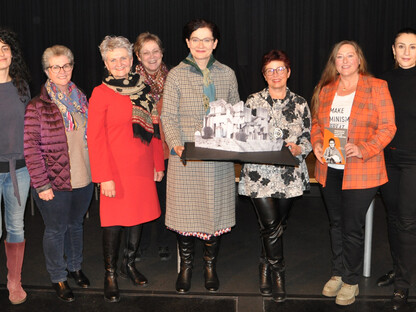 MMag. Pia Koch, MA (Cinema Paradiso St. Pölten), DSAin Petra Fischer (Leiterin Mutter-Kind-Haus, Caritas St. Pölten), DSAin Ulrike Limberger (Leiterin Frauen- und Mädchenberatungsstelle Frauenzentrum St. Pölten), Pädagogin und freie Schriftstellerin Dr.in Doris Kloimstein, Schauspielerin Mag.a Anita Zieher, STRin Mag.a Renate Gamsjäger, Mag.a Martina Eigelsreiter (Leiterin Büro für Diversität), und GRin Yeliz Zwinz (v.l.)bei der Premiere im Cinema Paradiso. (Foto: Hannes Faschingeder)