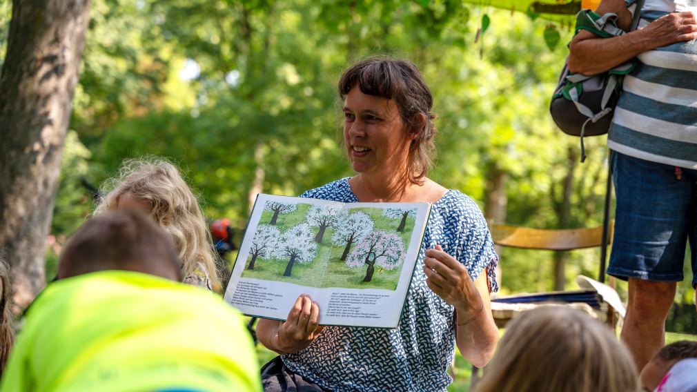 Im Rahmen von „Lesen im Park“ wird Kindern aus ausgewählten Büchern von Freiwilligen vorgelesen. (Foto: Christian Krückel)