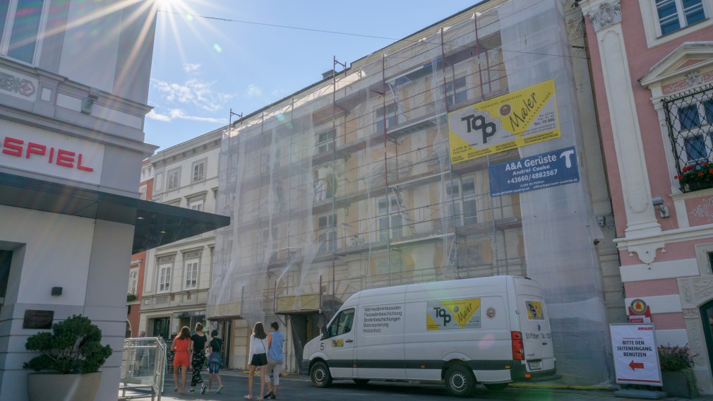 Das Haus Rathausgasse 2, an dem ein Gerüst errichtet wurde, wird saniert. (Foto: Arman Kalteis)