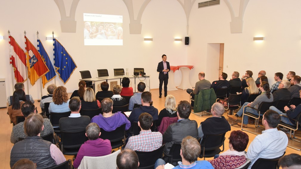 Viele Personen besuchten die Vorträge im Sitzungssaal des Rathauses. (Foto: Josef Vorlaufer)