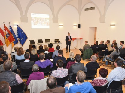 Viele Personen besuchten die Vorträge im Sitzungssaal des Rathauses. (Foto: Josef Vorlaufer)
