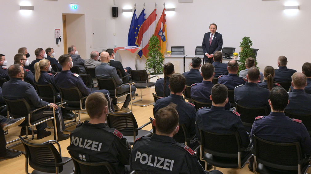 Bürgermeister Mag. Matthias Stadler bedankte sich in seiner Rede bei den zu Ehrenden für ihren Einsatz. (Foto: Wolfgang Mayer)