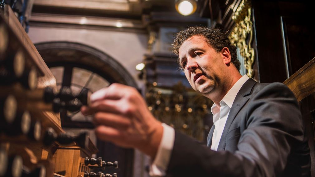  Neo-Intendant Ludwig Lusser an der Orgel. (Foto: Daniele Matejschek)