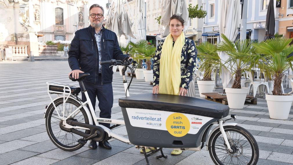 Thomas Zeh und Christina Birett mit einem Lastenrad am Rathausplatz. (Foto: Josef Vorlaufer)