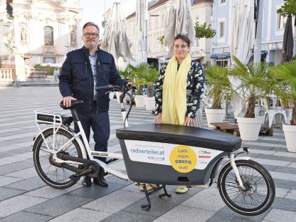 Thomas Zeh und Christina Birett mit einem Lastenrad am Rathausplatz. (Foto: Josef Vorlaufer)