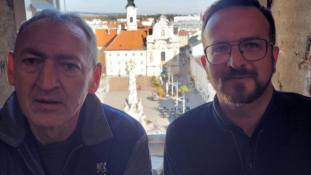 Matthias Weiländer (rechts) und ein Mitarbeiter der Firma Grassmayr, wo die 48 Glocken gegossen wurden..