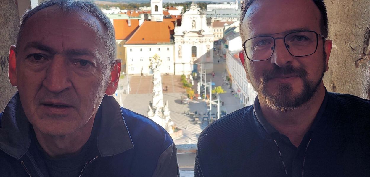 Matthias Weiländer (rechts) und ein Mitarbeiter der Firma Grassmayr, wo die 48 Glocken gegossen wurden..