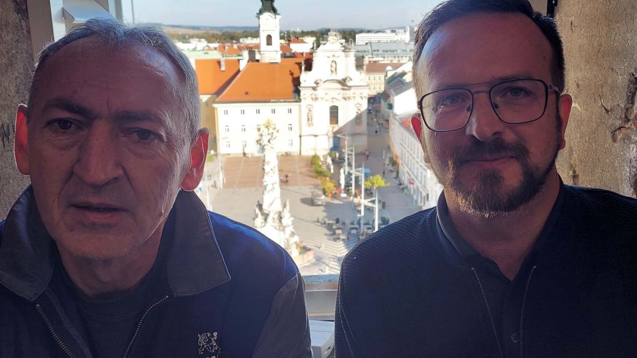 Matthias Weiländer (rechts) und ein Mitarbeiter der Firma Grassmayr, wo die 48 Glocken gegossen wurden..