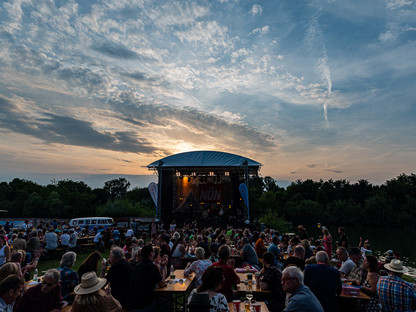 Bluesfestival Bühne am Ratzersdorfer See. (Foto: Josef Bollwein)