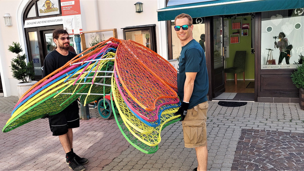 Die filigrane sommerliche Deko bringt Farbe in die City, malt Muster auf die Gassen und Straßen und sorgt für etwas Schatten beim Outdoor-Einkaufserlebnis in der Innenstadt. (Foto: Rlebnisreich)