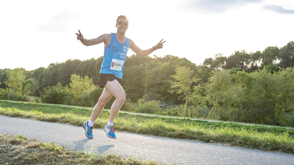 Ein Teilnehmer des Vision Runs beim Laufen an der Traisen. (Foto: Benni Schön, Sportland.NÖ)