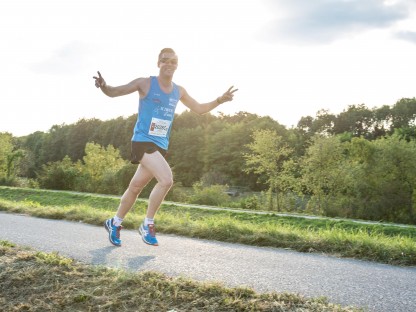 Ein Teilnehmer des Vision Runs beim Laufen an der Traisen. (Foto: Benni Schön, Sportland.NÖ)