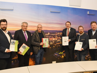 Sechs Personen posieren gemeinsam im Gemeinderatssaal der Stadt St. Pölten. (Foto: Josef Vorlaufer)