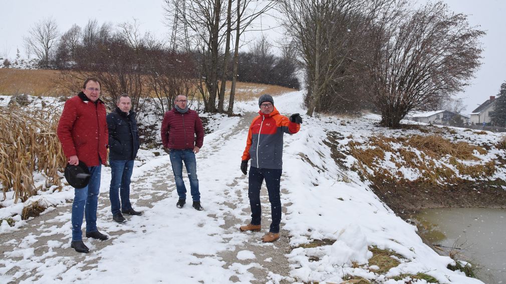 Bürgermeister Matthias Stadler, Michael Bachel (städtische Betriebe), Gärtnermeister Robert Wotapek und Baudirektor Wolfgang Lengauer besichtigen den neuen Weg zum Heirats- und Geburtenwald. (Foto: Josef Vorlaufer) 